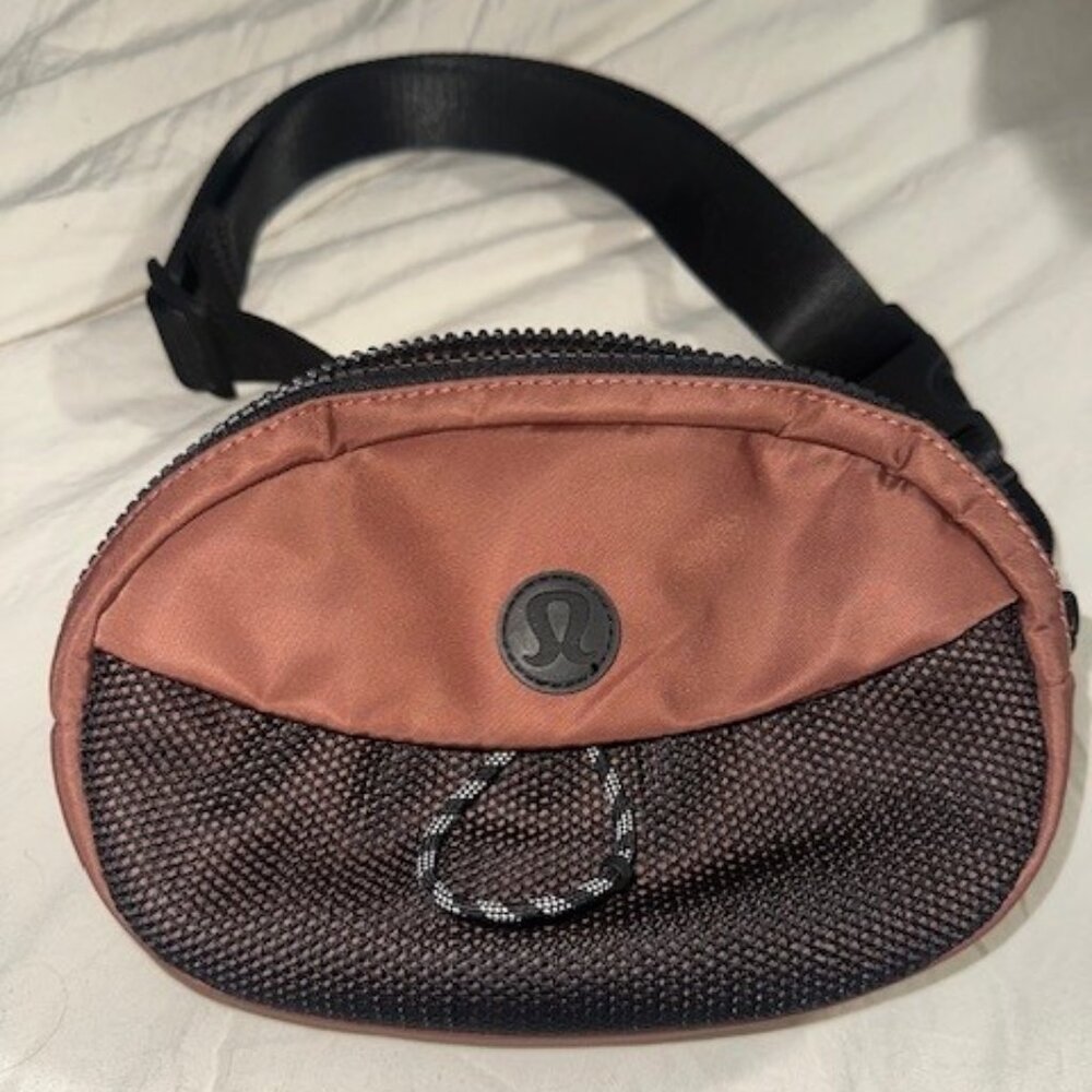 Lululemon belt bad with front mesh pocket